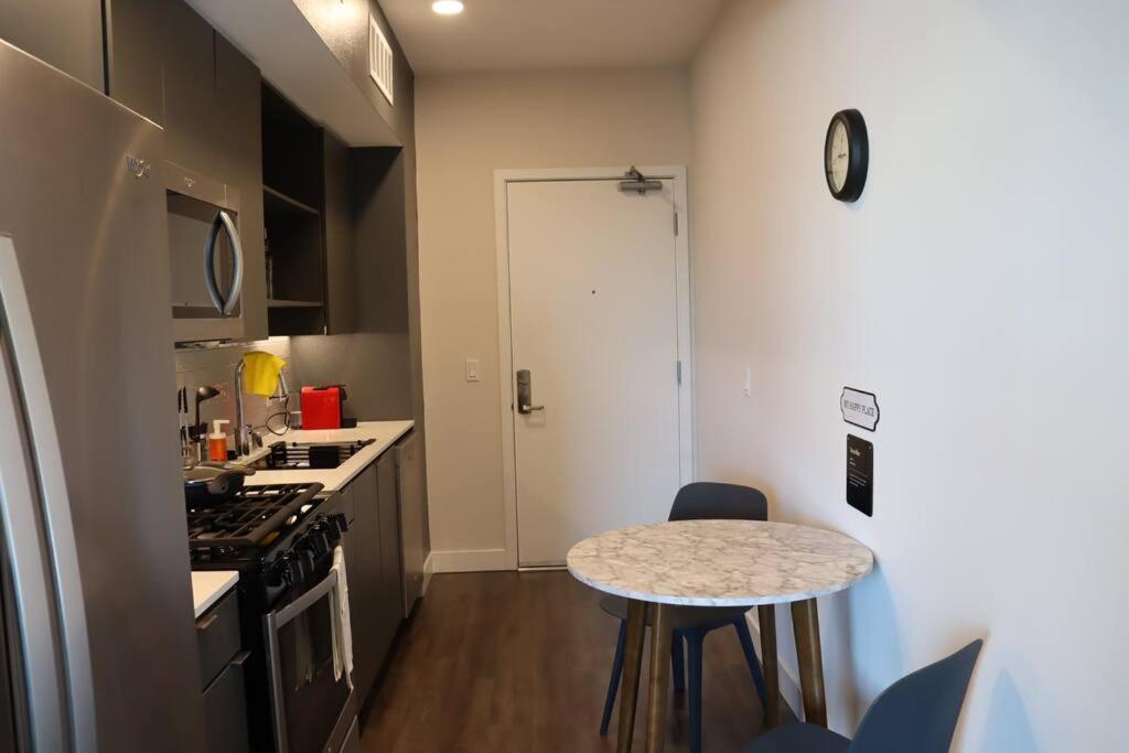 Artemis- Hollywood Hills View Gym, Pool, Free Parking *