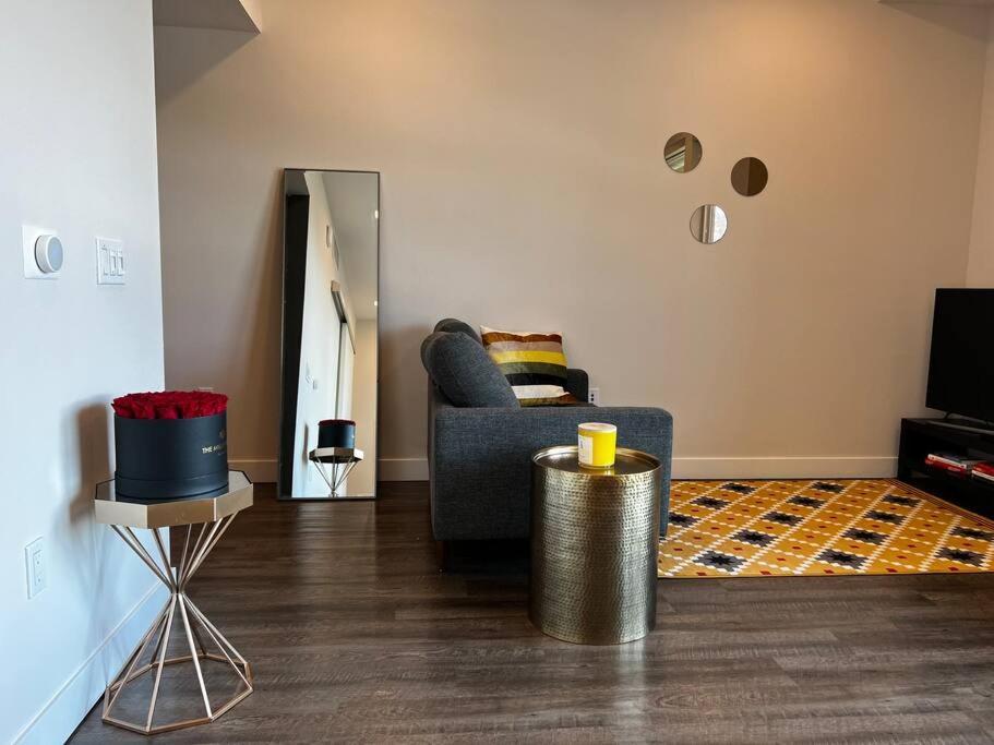 Artemis- Hollywood Hills View Gym, Pool, Free Parking Apartment